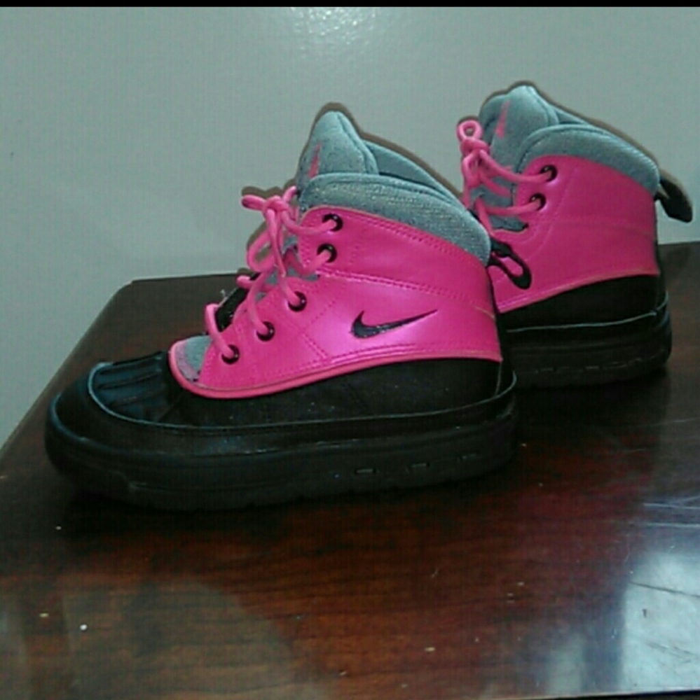 Girls nike acg boots